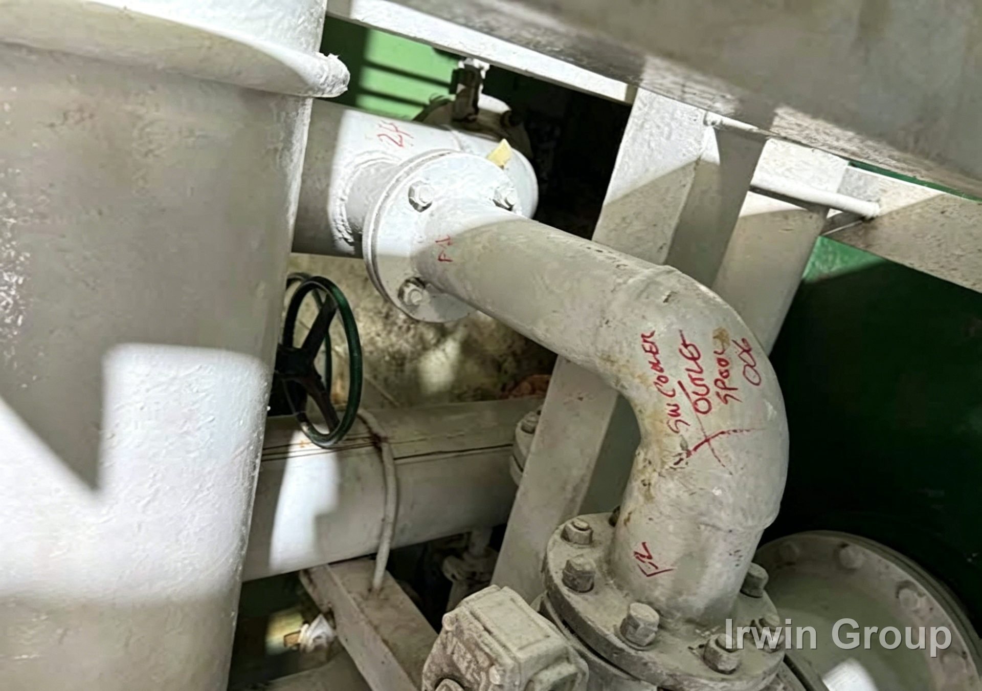 迪拜散货船海水管路腐蚀渗漏现场